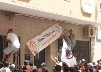 تونس.. غاضبون يقتحمون مقرات حركة النهضة .. بسبب فشلها في إدارة شؤون البلاد