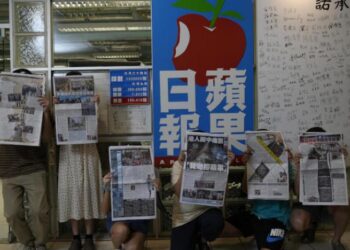 عندما تصبح الصحافة  ..  تحريضا على العصيان  و تآمرا خارجيا       ( روبورتاج )