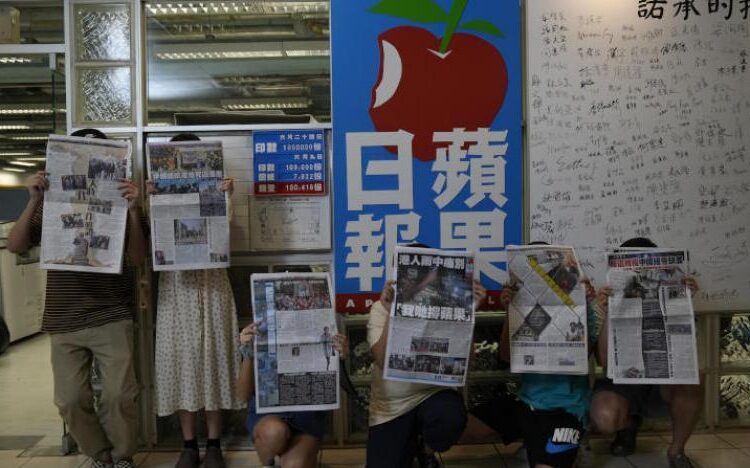 عندما تصبح الصحافة  ..  تحريضا على العصيان  و تآمرا خارجيا       ( روبورتاج )