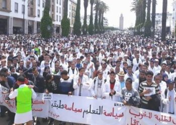 احتجاجات أمام المحاكم تضامنا مع زملائهم المتابعين.. هل سيستمر قمع و اعتقال أساتذة التعاقد  في حكومة أخنوش ؟