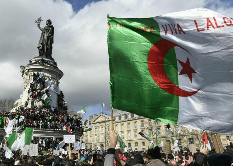 “استبداد” و”إرهاب الدولة” العسكري الجزائري يخرج الجزائريين للتظاهر بالعاصمة الاسبانية