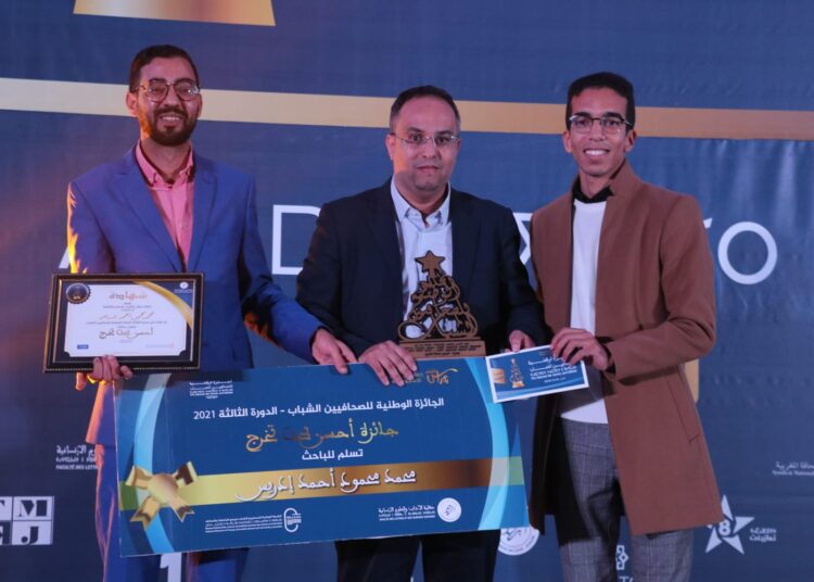 تتويج الطالب الباحث محمد محمود أحمد بجائزة أحسن بحث تخرج بشعبة التحرير الصحفي