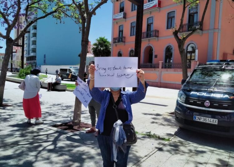 السلطات المغربية تميز بين المغاربة العالقين .. حكومة أخنوش تقوض الدستور