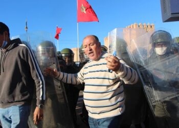 الحكومة المغربية تمنع الحركة في الأرض و السماء ..  خوف من كورونا أم تضييق على المواطنين ؟