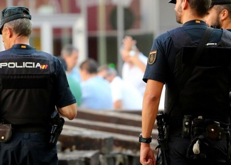 سنتان حبسا لشرطي إسباني عنصري عنف  و احتجز مغربيا : “المغاربة لا يستحقون الأكل في السجون الإسبانية “