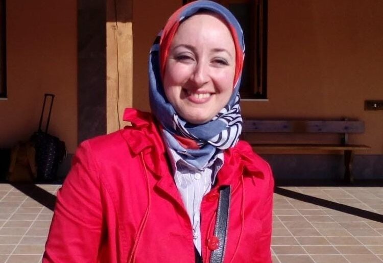 المغربية شيماء داوود الفائزة الأولى بجائزة ” ألوان نافارا ” الإسبانية لتمثيل قيم التعايش وإدماج المهاجرين في نافارا.