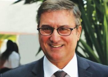 عداء يكاد يكون دستوريا