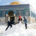 “القدس” تكتسي حلة بيضاء مع التساقط الكثيف للثلوج