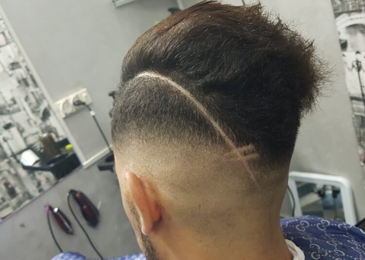 رحلة حلاق مغربي إلى الكاميرون .. مغامرة  من أجل لقمة العيش