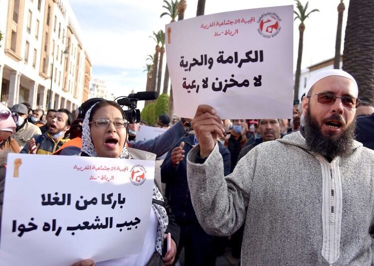 قهر العيش يهزم أقوى الرجال ..” اسمح ليا عندي وليدات”