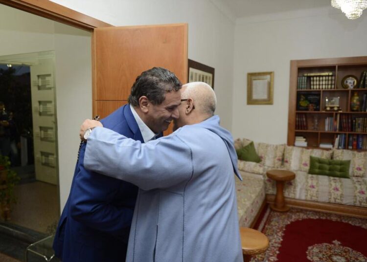 معارضة ضعيفة تدافع عن أغلبية فاشلة .. بؤس السياسة