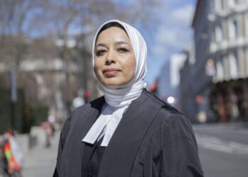 سلطانة.. أول محامية جنائية محجبة “مستشار الملكة”