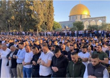 أزيد من 200 ألف فلسطيني يؤدون صلاة عيد الفطر بالمسجد الأقصى