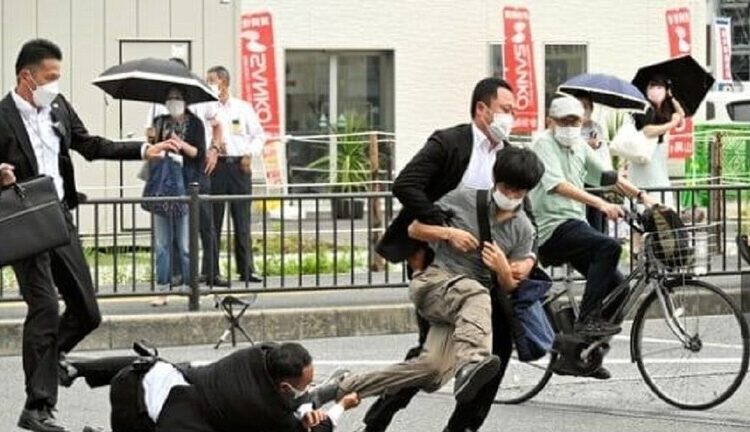 الشرطة اليابانية تعثر على “مواد متفجرة خطرة” في منزل المسلح الذي اغتال شينزو آبي