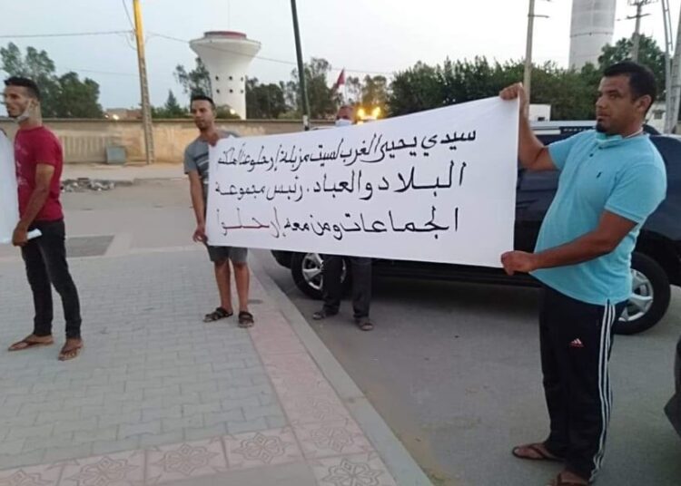 أزبال في سيدي يحيى الغرب .. عمال بلا حقوق ومجلس بلدي خارج التغطية