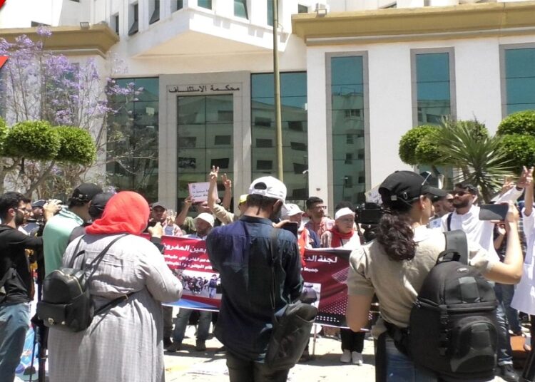 اليوم أمام محكمة الاستئناف بالرباط .. اضراب وطني للأساتذة الذين فرض عليهم التعاقد .. تنديدا بالمحاكمات الصورية و القمع المسلط على نضالات التنسيقية