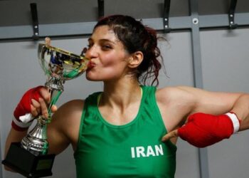 الملاكمة الإيرانية صدف خادم .. تدعو إلى أشكال أخرى من الاحتجاج