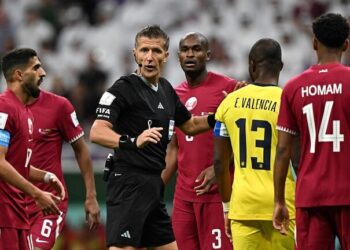 أول تعليق لقائد منتخب قطر بعد الهزيمة