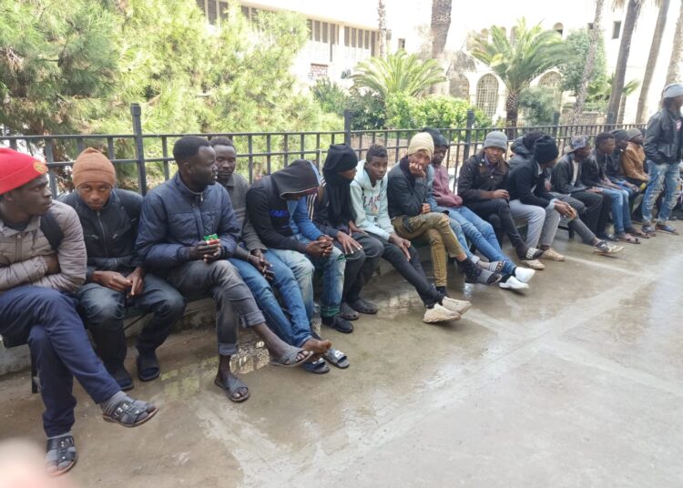 مهاجرون غير نظاميون من دول الساحل .. يستفيدون من قافلة طبية بالعاصمة الاقتصادية