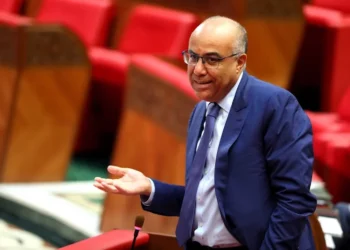 طائر يغرد خارج السرب ..!!!