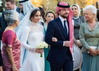 رسالة مؤثرة من ولي العهد لشقيقته في زفافها.. وهكذا ودعتها الملكة