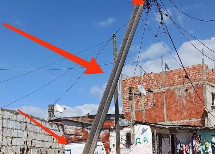 عمود كهرباء يهدد حياة ألاف المواطنين بسيدي يحيى الغرب .. من المسؤول؟