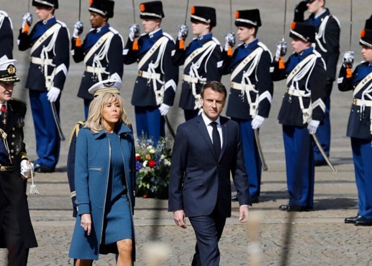 “ماكرون” يقصف .. أمريكا من هولندا بعد تلبية لدعوة من الملك