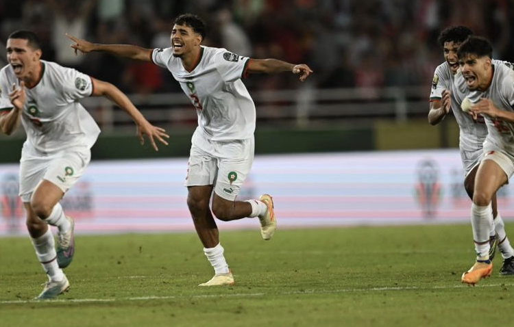 الأسود.. في باريس