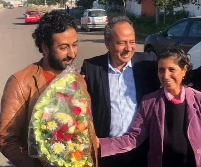 والد الصحافي المعتقل عمر الراضي يكتب: “خاب أملنا في الإرادات الوطنية .. ولا تأتينا الردود إلا من صحافة الأرصفة”