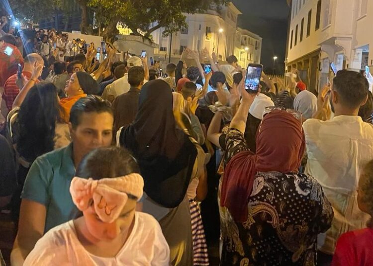 جماهير العاصمة الرباط .. تحتفل بفوز المنتخب المغربي باللقب الإفريقي بشارع محمد الخامس / صور