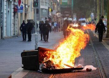 نائل.. من هو الشاب الجزائري / الفرنسي الذي أشعل الاحتجاجات؟