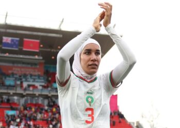 بنزيمة المغربية .. فيفا يحتفي بأول لاعبة ترتدي الحجاب في كأس العالم