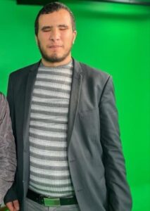 الطالب الصحافي الكفيف محمد البخياري، منتج و مقدم برنامج " إلى الأمام " على أثير إذاعة " أجيال " المصرية