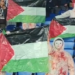 فيديو مثير.. جماهير فريق يدخل الملعب بملابس ملطخة بالدماء دعما لغزة