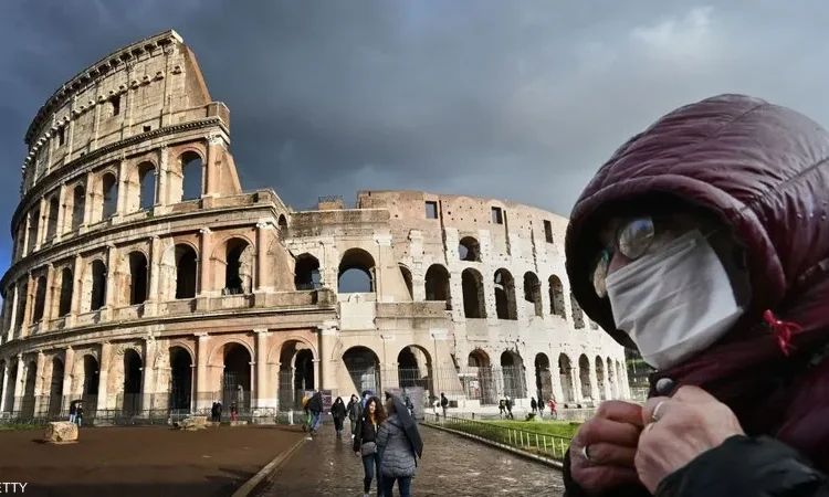  إرتداء الكمامات وبوادر الإغلاق والحجر المنزلي تدق على أبواب الإيطاليين