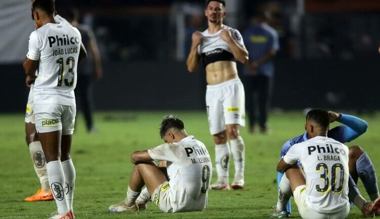 لأول مرة خلال 111 عاما.. نادي “بيليه” يهبط إلى الدرجة الثانية