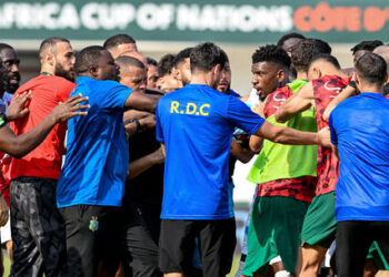 عراك بين لاعبي المغرب والكونغو.. اتهام الركراكي بالعنصرية 