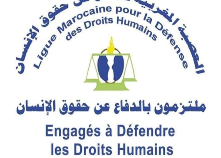 هذة مواقف  العصبة المغربية للدفاع عن حقوق الإنسان .. من  مدونة الأسرة   وجهت العصبة المغربية للدفاع عن حقوق الإنسان، مذكرة إلى الهيئة المكلفة بمراجعة مدونة الأسرة توضح فيها مقاربتها للتصور المستقبلي للأسرة المغربية. العصبة المغربية للدفاع عن حقوق الإنسان، التي تعتبر  أول منظمة حقوقية بالمملكة المغربية  قدمت اقتراحات و مساهمات جدية تشاركية، ساهمت فبها كل أجهزة الاستشارية.  التقديرية للمنظم، سواء على المستوى الجهوي، الإقليمي  و النركزي. و هكذا ناقش و اقترح أعضاء العصبة المغربية للدفاع عن حقوق العناصر الأساسية للتي تمثل العمود الفقري لمدنة الأسرة المغربية: آليات الزواج الزواج القاصر عقد الزواج و الإدارة المغربية  تعدد الزوجات تدبير الأموال المكتسبة من الزوجية التبليغ الطلاق و الشقاق  الصلح و  الوساطة  المتعة و  النفقة الحضانة الأطفال النسب  في ما  يلي تص المذكرة:          مذكرة العصبة المغربية للدفاع عن حقوق الإنسان حول مراجعة مدونة الأسرة  الأربعاء 22 نونبر 2023   تقديم تفاعلا مع الخطاب الملكي المؤسس لورش إعادة النظر في مقتضيات مدونة الأسرة، بعد ما يقارب 20 سنة على إعمال مقتضياتها ونفاذ أحكامها بالمحاكم الوطنية، الذي ألقاه الملك سنة 2022، بمناسبة الذكرى 23 لعيد العرش، والذي وقف فيه على جملة من الاختلالات والأعطاب، التي حالت دون تحقيق مدونة الأسرة في حلَّتها الحالية لأهدافها ومقاصدها الكاملة، ولا سيما منها المرتبطة بأسباب سوسيولوجية، أو تلك المتعلقة بالتطبيق غير السليم لقواعدها وأحكامها. وتماشيا مع مطالب العصبة والهيئات الحقوقية والسياسية والجمعوية الداعية إلى مراجعة شاملة لمدونة الأسرة وتدارك بعض الاختلالات التي ظهرت مع الممارسة، انخرطت العصبة المغربية للدفاع عن حقوق الإنسان، في هذا الورش الإصلاحي الهام والمهيكل، مولية إياه أهمية خاصة وعناية بالغة، وذلك من منطلق إيمانها بأهمية مؤسسة الأسرة، ومركزيتها داخل المجتمع، باعتبارها خليته الأولى ونواته الصلبة، استقرارها من استقراه، وتماسكها من تماسكه، مستندة في ذلك على مرجعيتها الحقوقية القائمة على كونية قيم حقوق الإنسان والدين الإسلامي السمح والمعتدل، وثوابت الأمة الجامعة.  حيث شُكِّلت في هذا الإطار، خلية داخلية، منبثقة عن المكتب المركزي للعصبة، بعد 10 أيام فقط، من الخطاب الملكي المومأ له أعلاه، وأوكلت لها مهمة التفكير في نص “مدونة الأسرة” ودراسته وتحليله، ومحاولة الوقوف على مكامن الخلل والعوار الذي يعتري مقتضياته وأحكامه، مستحضرة في ذلك حصيلة تجربة ما يقرب عشرين سنة من الممارسة القضائية داخل المحاكم الوطنية، مسنودة بما راكمته العصبة، في إطار مواكبتها وتتبعها للوضع الحقوقي ببلادنا، ولا سيما القضايا الحقوقية التي لها علاقة بإعمال قواعد مدونة الأسرة ونفاذ أحكامها.  كما كثفت العصبة المغربية للدفاع عن حقوق الإنسان، اهتمامها المتصل بهذا الورش، مباشرة بعد الرسالة الملكية ، التي وجهها الملك إلى رئيس الحكومة، بتاريخ 26 شتنبر 2023، التي أعلن عنها بلاغ للديوان الملكي الصادر في نفس اليوم، بخصوص إعادة النظر في مدونة الأسرة، الذي أسند مهمة قيادة هذا الورش الإصلاحي الهام، إلى كل من السلطة الحكومية المكلفة بالعدل، والمجلس الأعلى للسلطة القضائية، إلى جانب رئاسة النيابة العامة، بالنظر للأبعاد القانونية والقضائية لهذا الموضوع، مع إشراك المؤسسات الوطنية العمومية ذات الارتباط الوثيق بمؤسسة الأسرة، فضلا عن الانفتاح على كافة الفاعلين والمهتمين بما فيهم المنظمات الحقوقية، في إطار منهجية تشاركية واسعة، تكفل لقوى المجتمع، المساهمة الفاعلة في إغناء العمل التحضيري المرتبط بهذا الورش وإثراء محاوره ومضامينه، انسجاما مع توجيهات وتعليمات ملك البلاد الواردة في الرسالة الملكية المشار إليها أعلاه. وبعد اجتماعات متتالية، وجلسات متعددة، تخللتها نقاشات عميقة ومستفيضة، في مختلف القضايا الخلافية التي تعتري مدونة الأسرة، بحضور خبراء ومتخصصين من مختلف المشارب العلمية والفكرية: حقل القانون، والفقه، وعلم الاجتماع الأسري…، ذات الارتباط الوطيد بمؤسسة الأسرة ومكوناتها، خلصت العصبة المغربية للدفاع عن حقوق الإنسان، إلى جملة من التوصيات والمقترحات، مرفوقة بمجموعة من التدابير المصاحبة، التي تراها من وجهة نظرها، كفيلة بمعالجة بعض الاختلالات ذات الطبيعة القانونية والقضائية التي تكتنف نص المدونة، وتجاوز بعض الإكراهات التي لم تعد تتناسب مع بنية الأسرة وأدوارها ووظائفها في عصرنا الحالي، وذلك بهدف بلوغ نص قانوني منسجم ومتكامل، يكفل التوازن في الحقوق والواجبات داخل مؤسسة الأسرة، بالشكل الذي يحفظ كرامة الرجل من حيث كونه زوج وأب، ويكرس حقوق ومكتسبات المرأة من حيث كونها زوجة وأم، ويراعي المصلحة الفضلى للأطفال.  كما تجدر الإشارة إلى أن المكتب المركزي وبعد تجميعه لخلاصات الخلية المكلفة بمراجعة المدونة، ارتأى أن يوسع دائرة النقاش حول فحوى مقترحاته، خاصة وأن مجموعة من المضامين لم يكن للعصبة فيها رأي واضح، أو تم تجديد قناعتنا فيها من خلال الممارسة والانفتاح على قيم حقوقية ذات بعد كوني. وقبل أن نتمم مشوار إعداد الوثيقة بكل مراحلها تمت دعوة المكتب المركزي من قبل الهيئة المكلفة بمراجعة مدونة الأسرة يوم 22 نونبر 2023، على الساعة العاشرة صباحا بمقر المجلس الوطني لحقوق الإنسان، حيث اجتمع أعضاء من المكتب المركزي بأعضاء الهيئة الذين استمعوا بإمعان لبعض مقترحات العصبة وتفاعلوا مع مجموعة من نقطها، ليختم اللقاء بكلمة لرئيس العصبة الذي تعهد بتسليمها للهيئة بعد عرضها للنقاش أمام الهيئات التقريرية للعصبة. وسيرا على نهج المقاربة التشاركية التي تم نهجها في عدد من القضايا، راسل المكتب المركزي فروع ومجموعة من أطر العصبة، لحثهم على بسط رأيهم في الموضوع، كما قام، بتنسيق مع مجموعة من الفروع الإقليمية والجهوية، بتنظيم لقاءات تشاورية، كانت أبرزها الندوة الوطنية التي نظمت بشراكة مع جامعة ابن زهر، كلية العلوم القانونية والاقتصادية والاجتماعية، يوم السبت 16 دجنبر 2023 بأكادير، والتي كان موضوعها موسوما ب:” مدونة الأسرة .. قراءات متقاطعة”. وبعد أن تم إتمام مشروع متكامل لرؤية العصبة في موضوع مدونة الأسرة، عرضت الوثيقة على المجلس الوطني ليخلص إلى المقترحات التالية: المقترحات: بخصوص إثبات الزواج: الإشكال: تنص المادة 16 من مدونة الأسرة على أن وثيقة عقد الزواج هي “الوسيلة المقبولة لإثبات الزواج”، وحددت مرحلة انتقالية لسماع دعوى الزوجية، إذا حالت أسباب قاهرة دون توثيق العقد في وقته. وإذا كانت إرادة المشرع، تتجه نحو تسوية وضعيات حالات الزواج غير الموثقة، قبل دخول مدونة الأسرة حيز التنفيذ، فقد أظهر الواقع العملي والممارساتي على امتداد ما يقارب 20 سنة من دخول المدونة حيز التنفيذ والتطبيق، حالات عديدة لزيجات جديدة بدون إبرام عقد الزواج، قد تكون مدخلا للتحايل على القانون لاسيما فيما يتعلق برفض الإذن بزواج الفتاة القاصر، أو في حالة عدم الإذن بالتعدد.  المقترح: التنصيص على أن عقد الزواج هو الوثيقة الوحيدة المقبولة لإثبات الزواج، ولا شيء يمنع من يعنيه الأمر من إبرام عقد زواج تسري آثاره بين طرفيه ابتداء من تاريخ إبرامه، وكتابة إقرار يُثبت بواسطته نسب أطفاله مع تعيين أمهم فيه.  زواج القاصر: الإشكال:  حدد المشرع الأسري سن الزواج القانوني في 18 سنة شمسية كاملة، انسجاما مع مقتضيات الاتفاقيات الدولية التي انضم إليها المغرب وصادق على بنودها، وخاصة منها اتفاقية القضاء على جميع أشكال التمييز ضد المرأة، واتفاقية حقوق الطفل، غير أنه سمح بزواج القاصر على سبيل الاستثناء، بما يعالج حالات مخصوصة وفق شروط ومعايير محددة، تناغما مع خصوصية المجتمع المغربي،  غير أن هذا النوع من الزواج لم يبقى في قالبه الاستثنائي، كما كان يهدف إلى ذلك المشرع الأسري، بحيث يلاحظ ارتفاع ملموس في أعداد طلبات الزواج دون السن القانوني، ولا سيما في صفوف الإناث، على اعتبار أن هذا النمط من الزواج يمس الإناث أكثر من الذكور، مما أصبح يشكل ظاهرة اجتماعية مقلقة آخذة في الارتفاع، تهدد تماسك الأسرة، وتغذي العنف الأسري، بالنظر لما لها من تداعيات خطيرة، سواء على مستوى الفتاة القاصر، التي تحرم معه من حقها في مواصلة تعليمها، وعيش طفولتها الطبيعية، وحقها في اختيار شريك حياتها، ونمط الحياة الزوجية التي تريدها. المقترح: أولا: نقترح منع زواج من هم دون 18 سنة كاملة، مع مواكبة هذا المنع بمجموعة من السياسات العمومية المندمجة، تستهدف هذه الفئة الاجتماعية، بحمولة تحسيسية وتوعوية وثقافية مستحضرة للبعد الحقوقي في شموليته، ولاسيما على مستوى المناطق التي لازالت تسود فيها أعراف وتقاليد تزويج القاصر. ثانيا: في حالة عدم الأخذ بهذا الرأي، نرى منع زواج منهم دون 16 سنة، باعتبار أن السن الأدنى للتعليم الأساسي الإجباري هو 15 سنة، والترخيص بشكل استثنائي بزواج من يتراوح سنهم بين 16 و18 سنة، مع تحديد الشروط والمعايير المقيدة للسلطة التقديرية للقاضي، في منح الإذن بهذا الزواج (الاستماع للقاصر ولوالديه وموافقتهما، البحث الاجتماعي والخبرة الطبية معا، مراعاة التناسب الجيلي في السن بين الزوجين…).   بخصوص تقديم عقد الزواج للإدارات: الإشكال:  تستلزم الكثير من النصوص التنظيمية، الإدلاء بنسخة من عقد الزواج، أمام العديد من المصالح الإدارية والمرافق العمومية، من أجل الاستفادة من حقوق ومصالح ومنافع يخولها ويكفلها القانون (مصالح الموارد البشرية بالإدارات العمومية، وبالقطاع الخاص وغيرها)، ونفس الأمر لاستفادة الزوجين من غرفة بأحد الفنادق الموجودة عبر التراب الوطني، مما يؤدي،  للاطلاع على البيانات والمعلومات الخاصة بالزوجين، الأمر الذي يتعارض مع الحق في حفظ المعطيات الشخصية للأفراد (المهنة، مقدار الصداق، الوضعية الشخصية/ الحالة العائلية قبل الزواج: مطلق/ة.).  المقترح:  الاكتفاء بتقديم نسخة موجزة من عقد الزواج، لا تتضمن المعطيات الشخصية الخاصة بالزوجين، ولا سيما منها المتصلة بشروط الزواج المشار إليها أعلاه، مع التوصية بمنع هذا الإجراء في الفنادق والاكتفاء بطلب بطاقات الهوية.  في التعدد ومسطرته: الإشكال:  أباحت مدونة الأسرة للزوج إمكانية الزواج من امرأة ثانية وفق شروط ومبررات محددة (المبرر الموضوعي الاستثنائي، إمكانية إعالة أسرتين)، وبالرجوع للواقع المعاش، غالبا ما نجد التعدد غير المستند إلى شروط ومعايير مضبوطة، لا يحقق من جهة مبدأ وقيمة العدل المنصوص عليها في القرآن الكريم والنصوص الشرعية، ويخلف من جهة ثانية مآس فظيعة على الأسرة، ولا سيما على الزوجة والأطفال، كما ينظر إليه من وجهة نظر حقوقية على أنه مظهر من مظاهر عدم المساواة والتمييز بين الرجال والنساء. من ناحية أخرى، نصت المادة 45 من المدونة في إطار مسطرة التعدد، على أن المحكمة تطبق تلقائيا مسطرة الطلاق للشقاق، ولو لم تُطالب بذلك المراد التزوج عليها، وذلك في حال عدم موافقتها، وتمسك الزوج بطلب الإذن بالتعدد. وهذا المقتضى لا ينسجم وغايات المدونة المنصرفة لحماية الأسرة، وتعزيز استقرارها وتماسكها (تقضي المادة 70 من مدونة الأسرة بأن حل ميثاق الزوجية لا ينبغي اللجوء إليه إلا استثناء) فكيف يعقل أن تقضي به المحكمة تلقائيا وبدون طلب أصلا في تناقض أيضا مع قانون المسطرة المدنية؟  المقترح:  أولا: نقترح منع التعدد، حفاظا على الأمن الأسري، وصون حقوق وكرامة المرأة، ولا سيما عندما يقع التعدد عند تقدم الزوجة الأولى في العمر. ثانيا: إذا لم تتضح بعد للهيئة المكلفة بالمراجعة أسباب المنع الواضحة ننصح بضرورة تشديد معايير التعدد وتقييديها بشروط تضمن العدل والمساواة وتحول دون وضع الأسرة المعددة في مشاكل اجتماعية جمة. ثالثا: في حالة عدم الأخذ بالرأي المشار إليه في الفقرة الأولى، نرى إعادة النظر في مقتضيات الفقرة الأخيرة من المادة 45 من المدونة (المحيلة على التطليق للشقاق بدون طلب أي من الطرفين) في إطار مسطرة التعدد، والتي من شأنها تهديد كيان الأسرة، كما ينبغي إلغاء هذا البند، لعدم واقعيته وجدواه. تدبير الأموال المشتركة المكتسبة أثناء العلاقة الزوجية: الإشكال:  يطرح تطبيق المادة 49 من مدونة الأسرة، العديد من الإشكالات، من ذلك الواجب الملقى على العدلان المتمثل في إشعار الطرفين عند إبرام عقد الزواج بتضمين الاتفاق على استثمار الأموال، التي ستكتسب أثناء قيام الزوجية، وتوزيعها في وثيقة مستقلة عن عقد الزواج. ومن ذلك إعطاء قيمة مالية للأشغال البيتية التي تقوم بها الزوجة أثناء الحياة الزوجية، أو اعتبارها من الواجبات الزوجية للزوجة.  المقترح:  بخصوص الحرج الذي يتعرض له العدلان أثناء إشعار الطرفين، عند إبرامهم لعقد الزواج، بتوقيع عقد مستقل للبت في الأموال المشتركة عند حل العلاقة الزوجية، نقترح إضافة وثيقة للوثائق الإدارية المطلوبة لإبرام عقد الزواج، يتم ملئها وتوقيعها من الطرفين، ويجيبان فيها عن سؤال يتعلق بالاختيار بين أمرين: محافظة كل منهما على استقلال ذمته المالية أو إنشاء العلاقة الزوجية على ذمة مالية مشتركة. كما تقترح العصبة بخصوص النقطة الثانية، اعتبار أشغال البيت، الذي تقوم به الزوجة، بمثابة مساهمة منها، في تنمية أموال الأسرة، كلما كانت تساهم أيضا في الإنفاق على أسرتها. مسطرة التبليغ في الطلاق/ المادة 81 من المدونة: الإشكال:  تختلف المقتضيات المتعلقة بتبليغ الزوج في قضايا الطلاق (الفصل 36 وما يليه من قانون المسطرة المدنية) وتلك المتعلقة بتبليغ الزوجة (المادة 81 من مدونة الأسرة). ولا يترتب أي جزاء جنائي في حال ثبوت تحايل الزوجة في الإدلاء بعنوان الزوج، خاصة أن النص الجنحي لا يمكن القياس عليه أو التوسع في تفسيره، وهذا يعد ضربا واضحا لمبدأ المساواة بين الزوجين، كما يتعارض مع مقتضيات الفصل 19 من دستور 2011، الذي يكفل المساواة بين الرجل والمرأة. المقترح:  يتعين توحيد الإجراءات المتبعة في تبليغ كلا الزوجين، إما باعتماد آجال التبليغ المنصوص عليها في قانون المسطرة المدنية، أو الواردة في مدونة الأسرة، وذلك تفعيلا للمساواة اتجاه الطرفين في إعمال هذه المسطرة. المحكمة المختصة للبت في دعاوى التطليق للشقاق/ المادة 94 من المدونة: الإشكال:  عدم تحديد المحكمة المختصة للبت في دعاوى التطليق للشقاق.  المقترح:  يتعين إضافة فقرة للمادة 94 من مدونة الأسرة، تحدد بشكل واضح ودقيق المحكمة المختصة للبت في دعاوى التطليق للشقاق، على أساس أن تكون منسجمة مع الاختصاص المحدد بمقتضى المادة 79 من نفس القانون، والذي يحددها في: المحكمة التي يوجد بها بيت الزوجية، أو موطن الزوجة، أو محل إقامتها أو التي أبرم فيها عقد الزواج حسب الترتيب. الصلح والوساطة: الإشكال:  لعل من المؤشرات والمعطيات الإحصائية، ذات الصلة بمؤسسة الأسرة، التي أضحت تثير القلق، وخاصة في علاقتها بتماسك واستقرار المجتمع المغربي، ولا سيما منها المتعلقة بارتفاع نسب حالات الطلاق بالمغرب، التي تشير إلى ما يفوق 800 حالة طلاق يوميا بالمحاكم الوطنية. ولعل من المساطر التي راهن عليها المشرع الأسري، للتقليص من حالات الطلاق، والدفع ما أمكن في اتجاه تعزيز تماسك الأسرة وتعزيز استقرارها، هي مسطرة الصلح بين الطرفين، سواء عبر اعتماد آلية الحكمين، أو آلية مجلس العائلة، أو أي آلية أخرى تراها المحكمة مناسبة لإصلاح ذات البين، ومن ذلك الانفتاح على المجالس العلمية المحلية. غير أن تزايد حالات الطلاق بشكل مضطرد، يدفعنا إلى إثارة الانتباه، لمحدودية مسطرة الصلح بأشكالها المعتمدة حاليا، وعجزها في تحقيق الصلح بين الأزواج، بالنظر للملفات المعروضة على القضاء، ولغيرها من الأسباب. كما أن هذه الآليات الواردة في مدونة الأسرة، لم تعد تنسجم مع التحولات التي عرفتها الأسرة، أي الانتقال من الأسرة الممتدة إلى الأسرة الزوجية، التي أضحت سائدة في المجتمع المغربي. المقترح:  نقترح الإحالة على الوساطة الإجبارية، وإناطة الوساطة والصلح بين الزوجين المتخاصمين بهيئة للوسطاء، لها مؤهل علمي في مجال الوساطة، ويمكن أن تشمل محامون وعدول وأساتذة جامعيون، وأطباء، وأعضاء المجالس العلمية المحلية وغيرهم، على أساس إجراء الصلح والوساطة خارج فضاء المحاكم وتحت إشراف قاضي الصلح (يتطلب ذلك إدخال تعديل على مستوى القوانين ذات الصلة بالمنظومة القضائية).  المتعة/ المادة 97 من المدونة: الإشكال:  من الأمور التي أثارت نقاشا فقهيا وقانونيا وتضاربا في الأحكام هو مدى استحقاق المرأة طالبة التطليق للشقاق للمتعة، ولا سيما بعد صدور قرار المجلس الأعلى رقم 123 بتاريخ 21/09/2011، ومرد ذلك الغموض الذي يكتنف صياغة المادة 97 من المدونة التي تحيل على مقتضيات المواد 83-84-85.  المقترح:  نقترح التنصيص على تحميل المتعسف في طلب التطليق للشقاق، تعويض الطرف الثاني في العلاقة الزوجية، مع وضع معايير واضحة للقضاة لتحديد المتعسف، ولتقدير مقدار التعويض.  المصلحة الفضلى للطفل:  الإشكال:  تبدو مدونة الأسرة متلائمة في مجملها مع اتفاقيـة حقـوق الطفـل، التـي يقـوم بنيانهـا علـى مجموعـة مبـادئ تروم حفظ حقوق الطفل ورعايته وإعلاء مصلحته الفضلى. ومع إيراد المدونة في الكثير من موادها لمصطلح “مصلحة”، غير أن مفهوم “المصلحـة الفضلـى للطفـل” الوارد باتفاقية حقوق الطفل لا يجد له محلا بقانون الأسرة. وترتب على ذلك، عدم تعامل مدونة الأسرة مع الطفل ككائن له شخصية قانونية، ولذلك لا يتم الاستماع إليه (المواد 20 و21 من المدونة)، ولا ينظر له كصاحب حق، باســتثناء اختيــار الطفــل عنــد بلــوغه ســن 15 للحاضــن: الأم أو الأب. المقترح:  نرى أنه يجب التنصيص على مبدأ “المصلحـة الفضلـى للطفـل”، كمؤطر لجميع حقوق الأطفال الواردة بالمدونة، وبالتالي ضرورة الاسـتماع للطفـل فـي جميـع القضايا التـي تهمـه، بمـا فـي ذلـك المسـاطر القضائيـة المعروضة على المحاكم، كما نورد في هذا المقترح ضرورة تحديد مساعدين اجتماعيين محلفين تابعين للدائرة القضائية المختصة تكون مهمتهم الانتقال إلى محل إقامة الطفل والاستماع إليه والأخذ بعين الاعتبار الظروف المحيطة به.    النسب ووسائل إثباته: الإشكال:  ساوت المادة 146من مدونة الأسرة بين الآثار المترتبة عن البنوة للأم سواء كانت هذه البنوة ناتجة عن علاقة شرعية أو غير شرعية، أي أن الابن البيولوجي يحق له حمل اسم أمه وعليها واجب حضانته ويتوارثان. وعلى العكس من هذا التوجه، ميزت المدونة بين الآثار المترتبة عن البنوة للأب، التي لا يترتب حسب المادة 148 من المدونة، على البنوة غير الشرعية بالنسبة للأب أي أثر من آثار البنوة الشرعية. على الرغم من أن الابن الطبيعي ناتج عن علاقة غير شرعية بين الطرفين، اختارت المدونة نقلا عن الاتفاق الفقهي تمتيعه بجميع الحقوق التي تُخول للابن الشرعي من جهة أمه، وحرمته من هذه الحقوق من جهة الأب. وإذا كان هذا التوجه مفهوما في العصور السابقة، بالنظر إلى يُسر ربط علاقة الابن بأمه لحملها الظاهر له مدة من الزمن، وولادته تشهدها نساء، وصعوبة إثبات علاقته بوالده. فقد تيسر الأمر اليوم بفعل التقدم العلمي في مبحث الجينات، إذ يكشف فحص البصمة الجينية عن العلاقة بين الابن ووالده بشكل قاطع، تثبت علاقته به. ناهيك عن معاناة الأطفـال المولوديـن خـارج إطـار العلاقـة الزوجيـة، مـن التمييـز والإهمـال والمتاجـرة فيهم أحيانا، ممـا ينعكـس بشكل سـلبي علـى الطفـل والأسـرة والمجتمـع. ولعل هذا ما انتبه إليه المشرع الدستوري عندما دعا الدولة في المــادة 32 مــن دســتور 2011 إلى السعي “لتوفيـر الحمايـة القانونيـة والاعتبـار الاجتماعـي والمعنـوي لجميـع الأطفـال، بكيفيـة متسـاوية بصـرف النظـر عـن وضعيتهـم العائليـة”. المقترح:  نقترح اعتماد الخبرة الجينية التي تفحص البصمة الوراثية، كسبب من أسباب لحوق النسب، وبالتالي ترتيب نفس الآثار الناتجة عن الأبوة سواء كانت هذه البنوة ناتجة عن علاقة شرعية أو غير شرعية. وعليه يضاف سبب رابع لأسباب لحوق النسب المنصوص عليها في المادة 152 من المدونة لتصير على الشكل التالي: ” أسباب لحوق النسب:1 – الفراش؛ 2 – الإقرار؛ 3 – الشبهة؛ 4 – الخبرة الجينية.”، بالإضافة إلى إمكانية إلحـاق النسـب إذا حصـل الحمـل خـلال الخطبـة بشـروط محـددة، المنصوص عليها بالمادة 156 من المدونة والتي ليست إلا حالة من حالات الشبهة.  الحضانة: الإشكال:  تعتبر حضانة الأطفال، حسب المادة 164 من المدونة، من الواجبـات المشتركة بين الأم والأب مـا دامـت العلاقـة الزوجيـة قائمة. غير أنه في حالة انحلال هذه العلاقة تنص المادة 171 من المدونة على أن، الحضانة تعود للأم بالأولوية ويليها الأب ثــم إلــى جــدة الطفل مــن أمه، فإذا تعـذر ذلـك، فللمحكمـة أن تقـرر بنـاء علـى ما توفر لها من معطيات لصالح رعاية الطفل المحضون، إسـناد الحضانـة لأحـد الأقارب الأكثـر أهليـة. وحسب المادة 175 من المدونة، تفقــد الأم الحاضنة حقهــا فــي الحضانــة، فـي حالــة زواجها، إلا فــي حــالات معينــة: إذا كان المحضــون لــم يتجــاوز الســابعة أو يعانـي مـن علـة أو عاهـة، وإذا كان الـزوج قريبـا محرمـا أو نائبـا شـرعيا وأخيـرا إذا كانـت الأم نائبـا شـرعيا للطفـل. ولا يوجد أي مقتضى بالمدونة يُرتـب سـقوط حـق الحضانـة في حالة زواج الأب الحاضن. يبدو جليا أن هــذه المــواد تُكــرس منطق التمييـز والهشاشــة لــدى الأمهــات الحاضنــات ولا تراعي مبدأ المصلحــة الفضلى للطفــل المحضون إلا نادرا.  المقترح:  عــدم إســقاط حــق الحضانــة عــن الأم فــي حالــة زواجهــا، مــع مراعــاة المصلحــة الفضلــى للطفــل كمعيــار حاســم وأساســي فــي قــرار إســناد الحضانــة، فضلا عن تمديــد حــق زيــارة الأب، وعدم قصرها على يوم واحد في الأسبوع.  نفقة الزوجة: الإشكال:  يُظهر الواقع العملي مساهمة الزوجة في الإنفاق على أسرتها إلى جانب زوجها، ناهيك عن الأسر التي تتحمل فيها النساء مسؤولية إعالتها لوحدهن، لانحلال رابطة الزوجية إما نتيجة وفاة أو طلاق أو غيره من الأسباب.    المقترح:  التنصيص التشريعي على مساهمة الزوجة في الإنفاق على الأسرة، إن كان لها مال، إنصافا لها، واعترافا بواقع مساهمتها في إعالة أسرتها، وتنزيلا لمبدأ المساواة بين النساء والرجال المؤطر لأحكام المدونة.  نفقة تعليم الأطفال: الإشكال:  تنص الفقرة الأولى من المادة 189 من مدونة الأسرة على أن النفقة تشتمل على”الغذاء والكسوة والعلاج، وما يعتبر من الضروريات والتعليم للأولاد، مع مراعاة أحكام المادة 168 أعلاه”. ويُظهر الواقع تأثر المستوى الدراسي للأطفال جراء تغيير المدارس التي كانوا يتابعون فيها دراستهم (الانتقال من مدرسة إلى أخرى، أو الانتقال من التعليم الخصوصي إلى التعليم العمومي على سبيل المثال لا للحصر)، باعتبار أن مصاريف تعليمهم تدخل في مشتملات النفقة، وبالنظر إلى التدبير السابق لهذه المصاريف من قبل الزوجين أثناء الحياة الزوجية.  المقترح:  إفراد نفقة خاصة لتعليم الأولاد، وتقسيم تكاليف مصاريفها، بعد الزواج، بالتساوي بين المفارقين، إذا كان للزوجة مال.    النيابة الشرعية: الإشكال:  تذهب المدونـة فـي المـادة 231 إلى أن الأب هـو الولـي وله النيابـة الشـرعية علـى أولاده بحكـم القانـون، مـا لـم يجـرد مـن ولايتـه بحكـم قضائـي. ويمكـن لـلأم أن تتولـى النيابـة فـي حالـة عـدم وجـود الأب أو عـدم أهليتـه، ولها حسب المادة 236 من المدونة أن تقـوم بالمصالـح المسـتعجلة لأولادهــا فــي حالــة حصــول مانــع لــلأب.  وتطرح الولايـة المؤقتـة المخولـة لـلأم فـي حالـة وجـود الأب، تعقيدا في حياة الأم والطفل لاسيما عند الطلاق، فلا يحـق لهـا اتخـاذ أي قـرار عنـد رعايتهـا لأبنائهـا المحضونيـن دون الرجوع إلى الأب وأخذ موافقـته. المقترح:  جعل الولاية القانونيـة مشتركة بين الوالدين في انسجام تام مع مقتضيات المادة الرابعة من المدونة، وفي نفس الدرجة بين الأب والحاضن أما أو جدة أو غيرهما، رفعا للتناقـض مـع المـادة 4 مـن المدونـة، التـي تضـع الأسـرة تحـت الرعايـة المشتركة للزوجيـن، ورعاية المصلحـة الفضلـى للطفـل (التسـجيل بالمدرسـة، حالـة الاستشـفاء، السـفر…)، وتحمل المتعسف للمسؤولية أمام القضاء.  التنزيل: الإشكال:  نظم المشرع أحكام كفالة الأطفال المهملين بمقتضى القانون رقم 15.01 الصادر بتاريخ 13 يونيو 2002 المنشور بالجريدة الرسمية عدد 5031 بتاريخ 19 غشت 2002. وقد عرف هذا القانون كفالة الطفل المهمل بكونها التزام برعاية طفل مهمل وتربيته وحمايته والنفقة عليه كما يفعل الأب مع ولده ولا يترتب عنها حق الطفل المهمل المتكفل به فـي الإرث ولا في النسب. وبالنظر لوضعية الهشاشة النفسية التي يوجد فيها هذا الطفل المتكفل به، وللمشاعر الوجدانية التي يكنها له المتكفلين به، قد يوصون له بنصيب من تركتهم، كما قد توافيهم المنية قبل ذلك. المقترح:  نقترح تنزيل الطفل المتكفل به منزلة أولاد الكفيل في حدود ثلث تركة الكفيل، تنزيلا واجبا بنص القانون.   المنزل الرئيسي للأسرة: الإشكال:  تنص المادة 321 من المدونة على أن “التركة مجموع ما يتركه الميت من مال أو حقوق مالية”، وتنتقل هذه التركة بموت مالكها بعد تصفية التركة لمن استحقها شرعا بلا تبرع ولا معاوضة كما تقضي بذلك المادة 322 من المدونة. وكثيرا ما يؤدي تصفية التركة إلى تشريد أفراد الأسرة (الزوجة أو الزوج أو الأطفال)، باعتبار أن قسمة المنزل الذي كانوا يسكنون به تتطلب بيعه حتى يحصل كل وارث على نصيبه من التركة. ويظهر هذا الإشكال بشكل أكثر جلاء، في حالة الأسر المكونة من إناث فقط، إذ يرث معهن العصبة أو الحواشــي من الرجال من خارج الأسرة الزوجية أو النووية التي أضحت شائعة في عصرنا الحالي. المقترح:  نقترح إخراج المنزل الرئيسي الذي كانت تسكنه الأسرة من التركة، وإبقائه في ملكية زوج الهالك، حماية لأولاده ولزوجه من التشرد، تعزيزا لتماسك الأسر وصيانة لوحدتها.