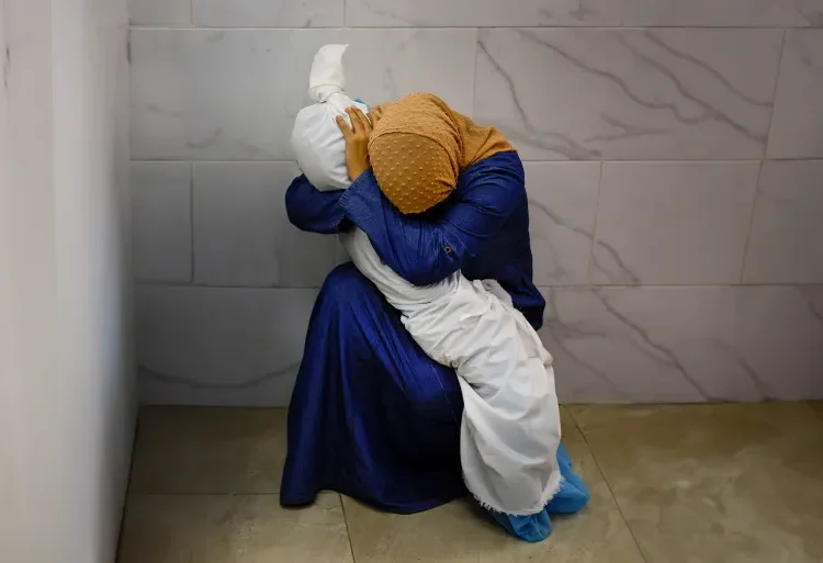 تزامنا مع “عيد الأم”.. الهلال الأحمر الفلسطيني يكشف عدد الفلسطينيات القتلى يوميا في غزة