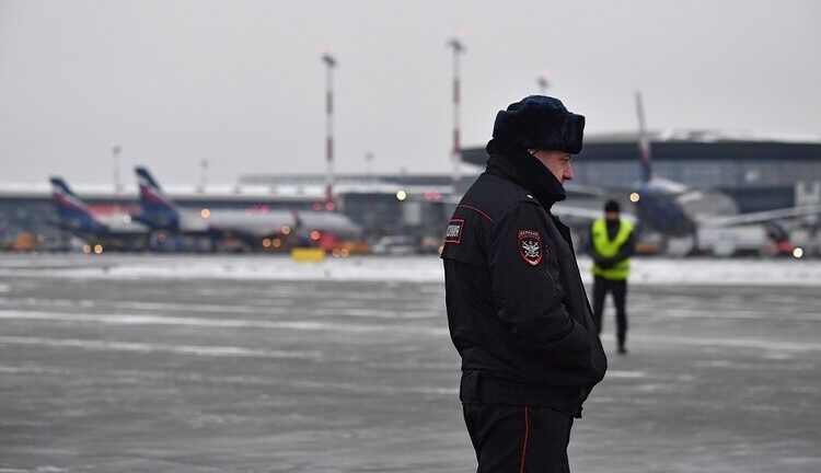 دعابة غير موفقة .. راكبة تعلن وجود قنبلة في حقيبة ظهرها