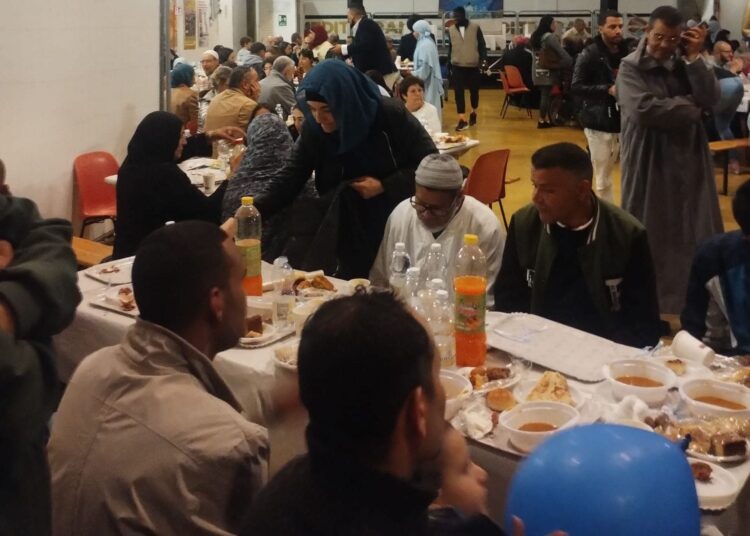 الجالية المغربية بإيطاليا ..  تنظم إفطارا جماعيا بحضور قساوسة الكنائس الإيطالية