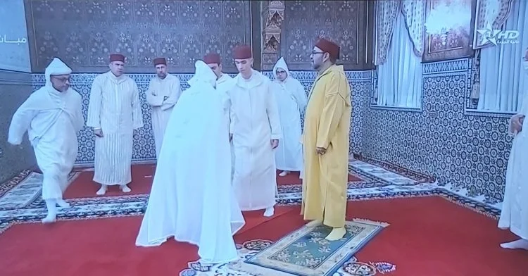 أمير المؤمنين يؤدي الصلاة و يتقبل تهاني عيد الفطر بالعاصمة الإقتصادية