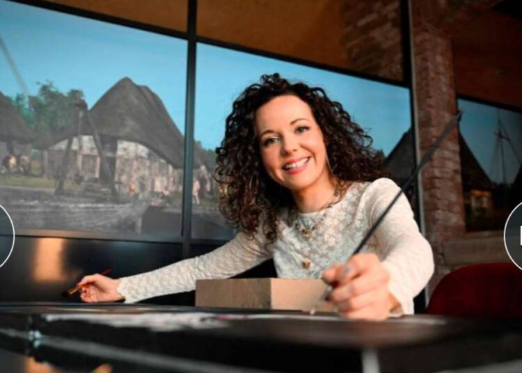 الرسم بالقدمين .. فنانة  ترسم  كأنها تلعب