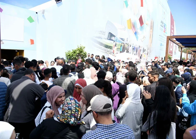 جمهور ” السوشل ميديا ” .. يغزو المعرض الدولي للكتاب بالرباط
