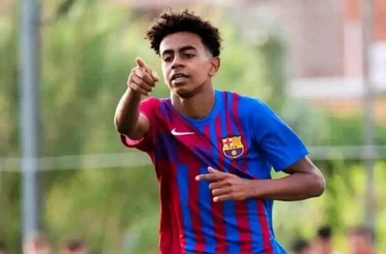 لامين جمال .. نجم برشلونة في نادي باريس سان جيرمان