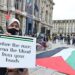 فلسطينيون يتظاهرون أمام مقر المنتخب الإسرائيلي باولمبياد فرنسا 