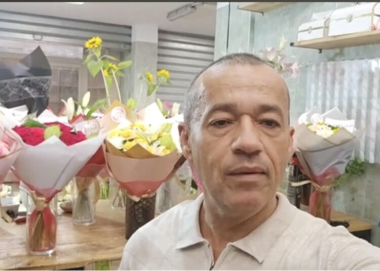 أول سجين رأي  مغربي .. يهدي باقات  ورد لسجانيه / فيديو