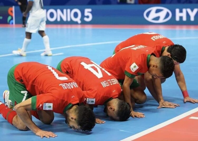 السامبا البرازيلية توقف طموح اسود القاعة