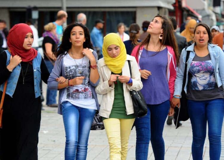 الطلبة المغاربة بإسبانيا: في مواجهة التمييز والكراهية بالجامعات الإسبانية