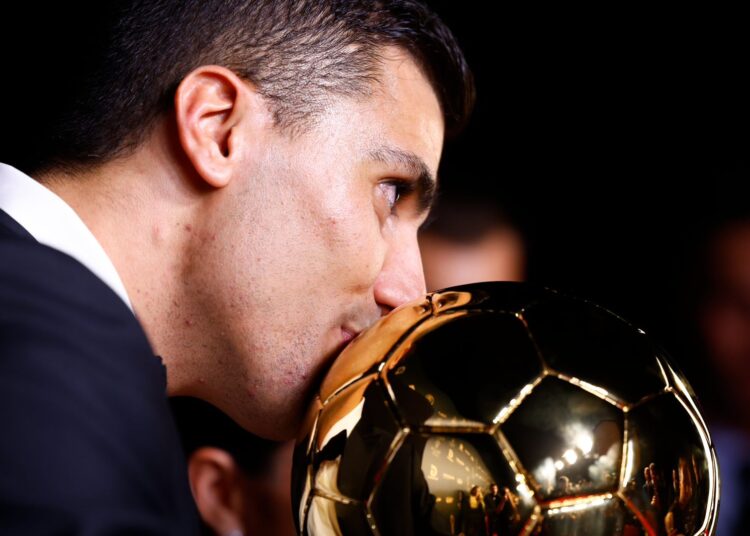 رودري ..  يخطف ” البالون دور” من فينيسيوس